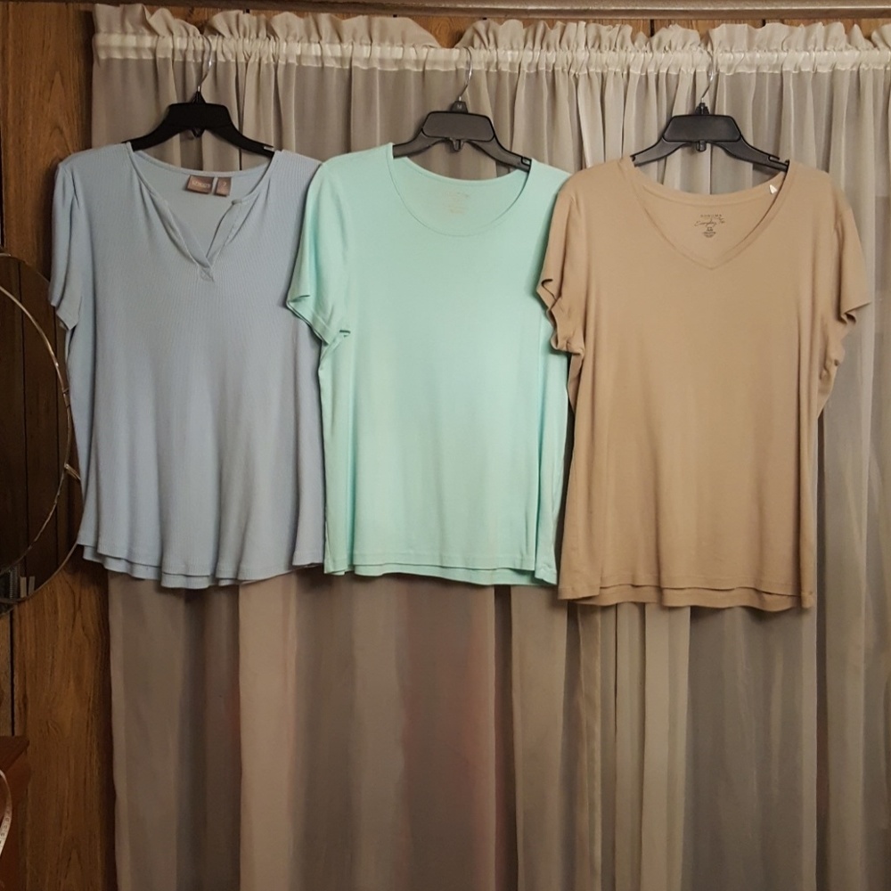 SOLD***Lot of 3 short sleeve tees.